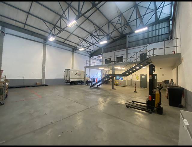 404M² WAREHOUSE TO LET IN AIRPORT INDUSTRIA